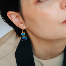 画像をギャラリービューアに読み込む, ATHENA ‘Charis’ダブルストーンハーフムーンドロップピアス : ブルーカルセドニー&ブルージェイド