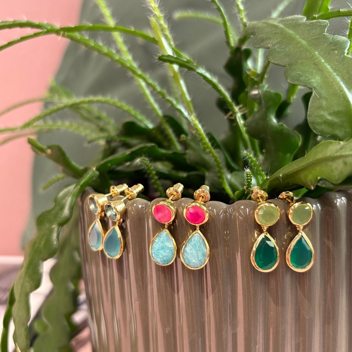 ATHENA ダブルジェムストーンスタッドピアス：グリーンオニキス