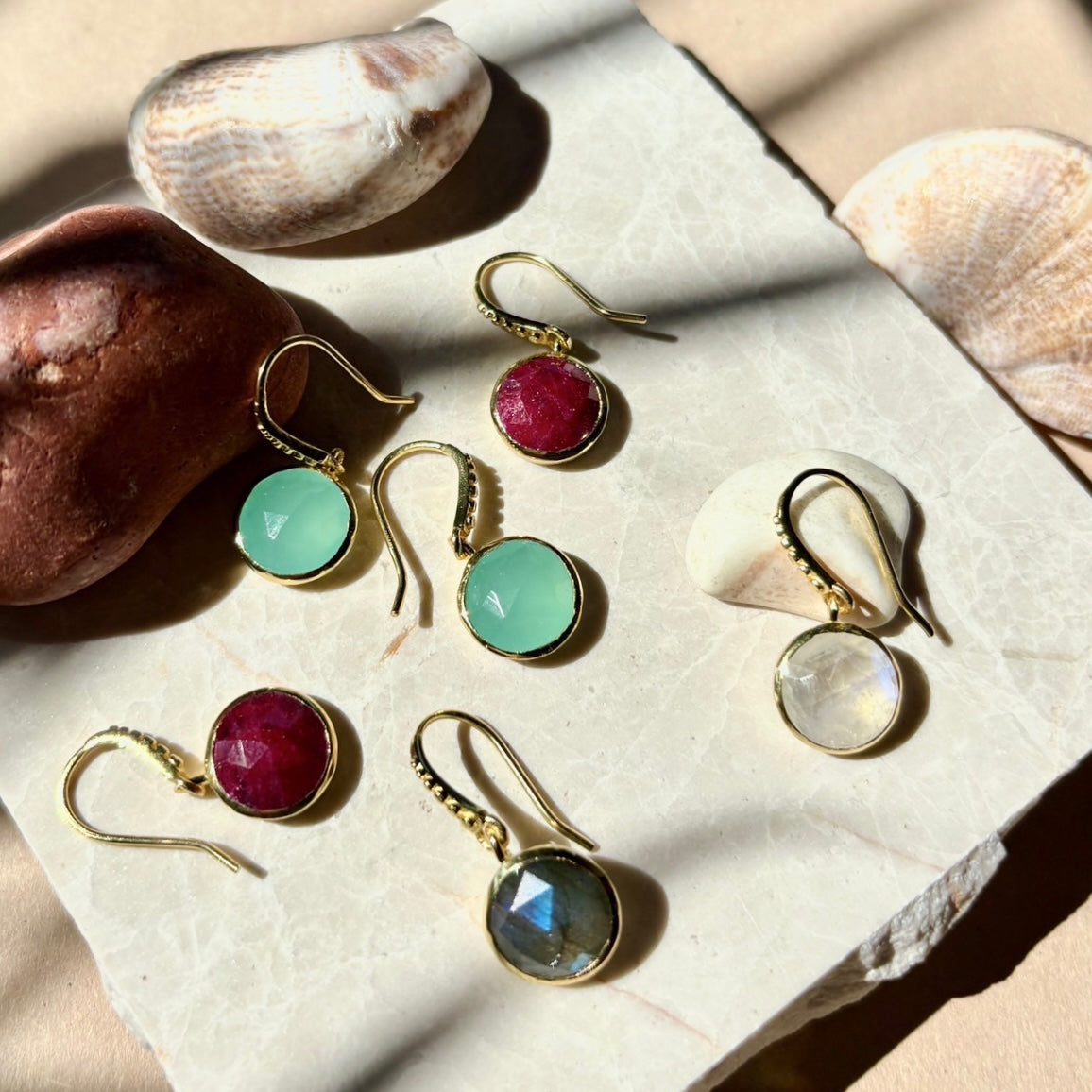 ATHENA 'Charis'ラウンドジェムストーンドロップピアス : ムーン