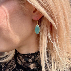 ATHENA ‘Charis’オーバルジェムストーンドロップピアス : アクアカルセドニー
