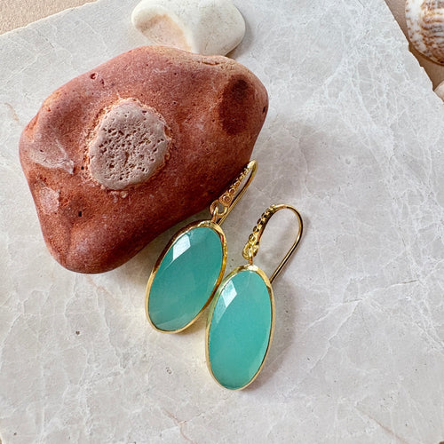 ATHENA ‘Charis’オーバルジェムストーンドロップピアス : アクアカルセドニー