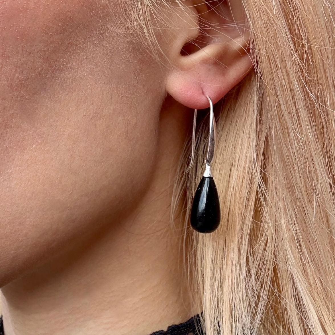 ATHENA ‘Hera’ポリッシュストーンドロップピアス: シルバー×ブラックオニキス