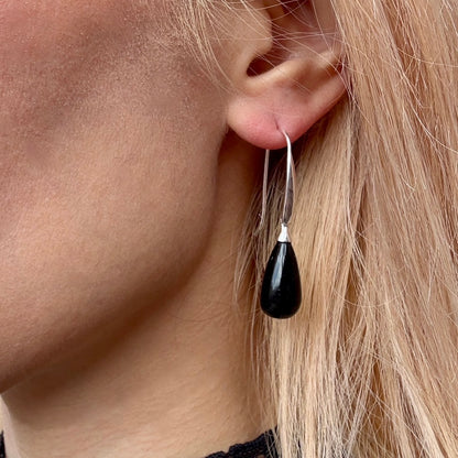 ATHENA ‘Hera’ポリッシュストーンドロップピアス: シルバー×ブラックオニキス