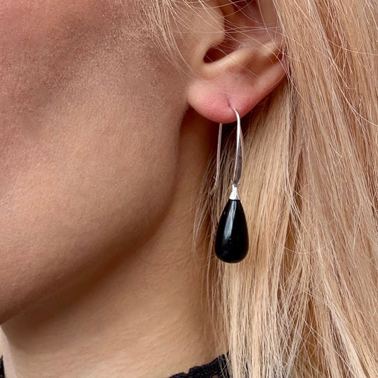 ATHENA ‘Hera’ポリッシュストーンドロップピアス: シルバー×ブラックオニキス