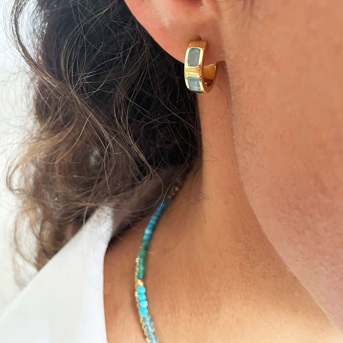ATHENA ‘Cora’チャンキー ハギー フープピアス : アクアカルセドニー