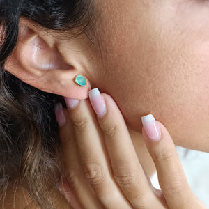 ATHENA 'Simi'ジェムストーンスタッドピアス : アクアカルセドニー