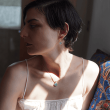 画像をギャラリービューアに読み込む, ATHENA ‘Charis’ラウンドジェムストーンドロップピアス : アクアカルセドニー