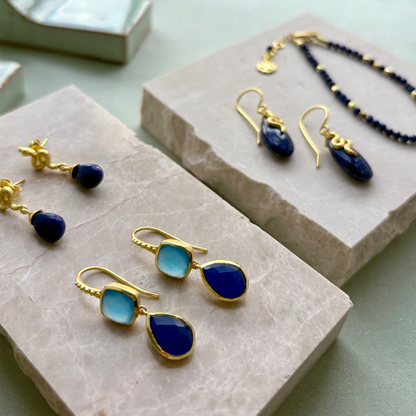 Charis ダブルストーンドロップピアス : ブルーカルセドニー&ブルージェイド