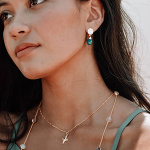 ATHENA 'Kate' スモールドロップピアス : グリーンオニキス