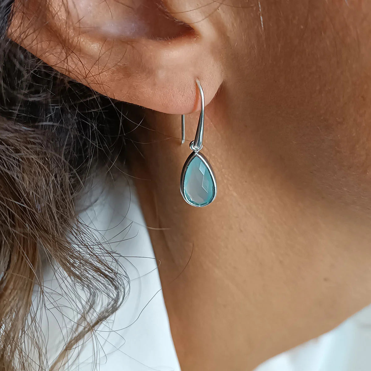 ATHENA ‘Simi’ティアドロップジェムストーンピアス : アクアカルセドニー