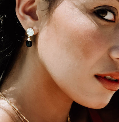 ATHENA 'Kate' スモールドロップピアス : ブラックオニキス